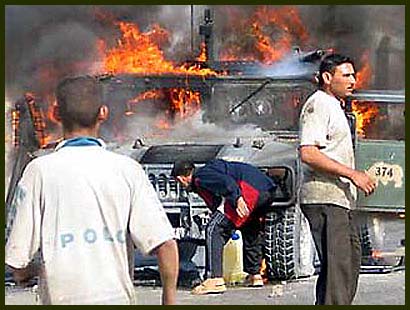 Иракцы на фоне горящего Хаммера - 015_.jpg