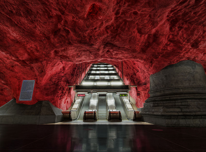 Необычные сооружения - radhuset-court-house-metro-station-stockholm-sweden.jpg