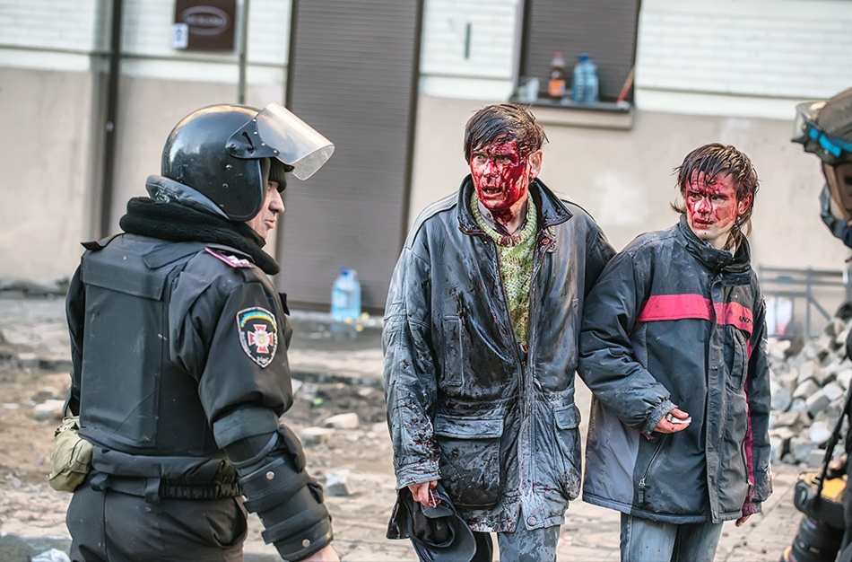 Не все россияне против майдана - 18 февраля . Отец с сыном избивают беркут.jpg