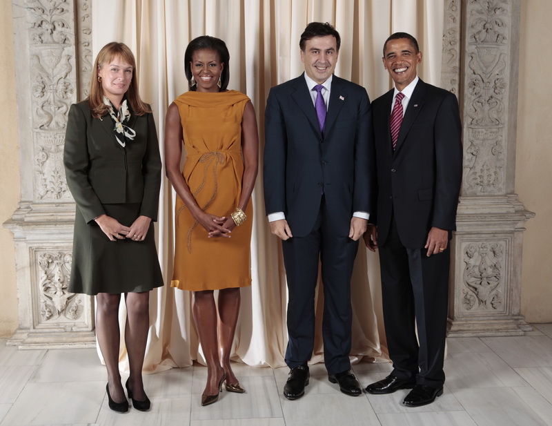 США - Mikheil_Saakashvili_with_Obamas.jpg