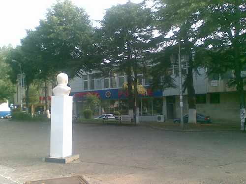 Веселые подарки - Памятник Вано Джавахишвили 2.jpg