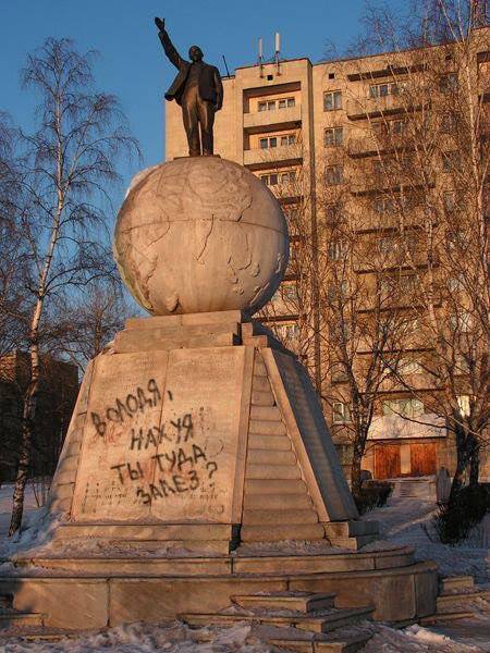 Позор России: Мавзолей Ленина - володя залез.jpg
