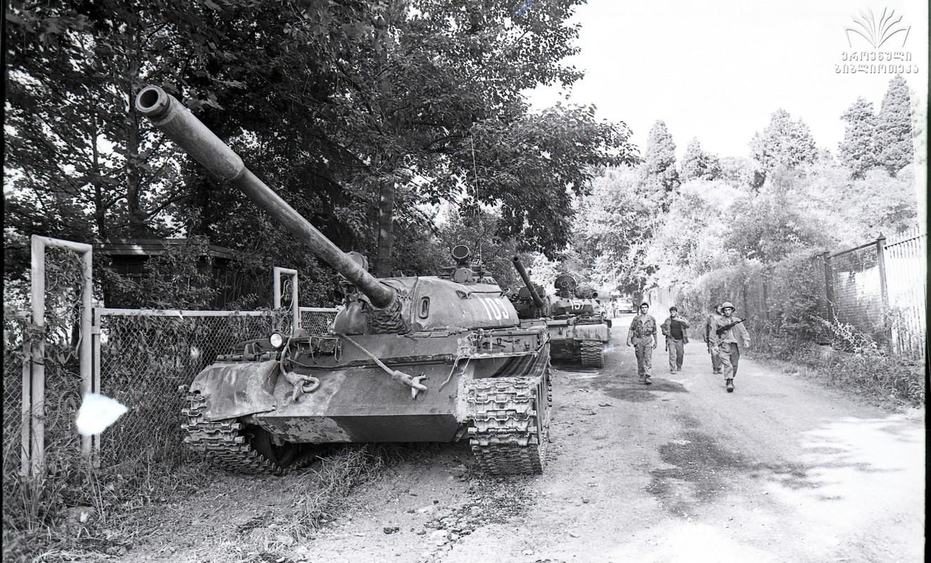 Война в Абхазии 1992-1993 - танк.jpg