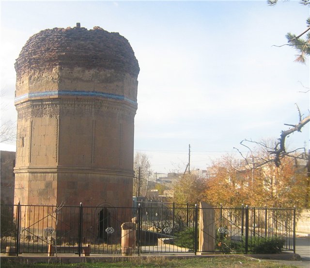 Азербайджан - гробница.jpg