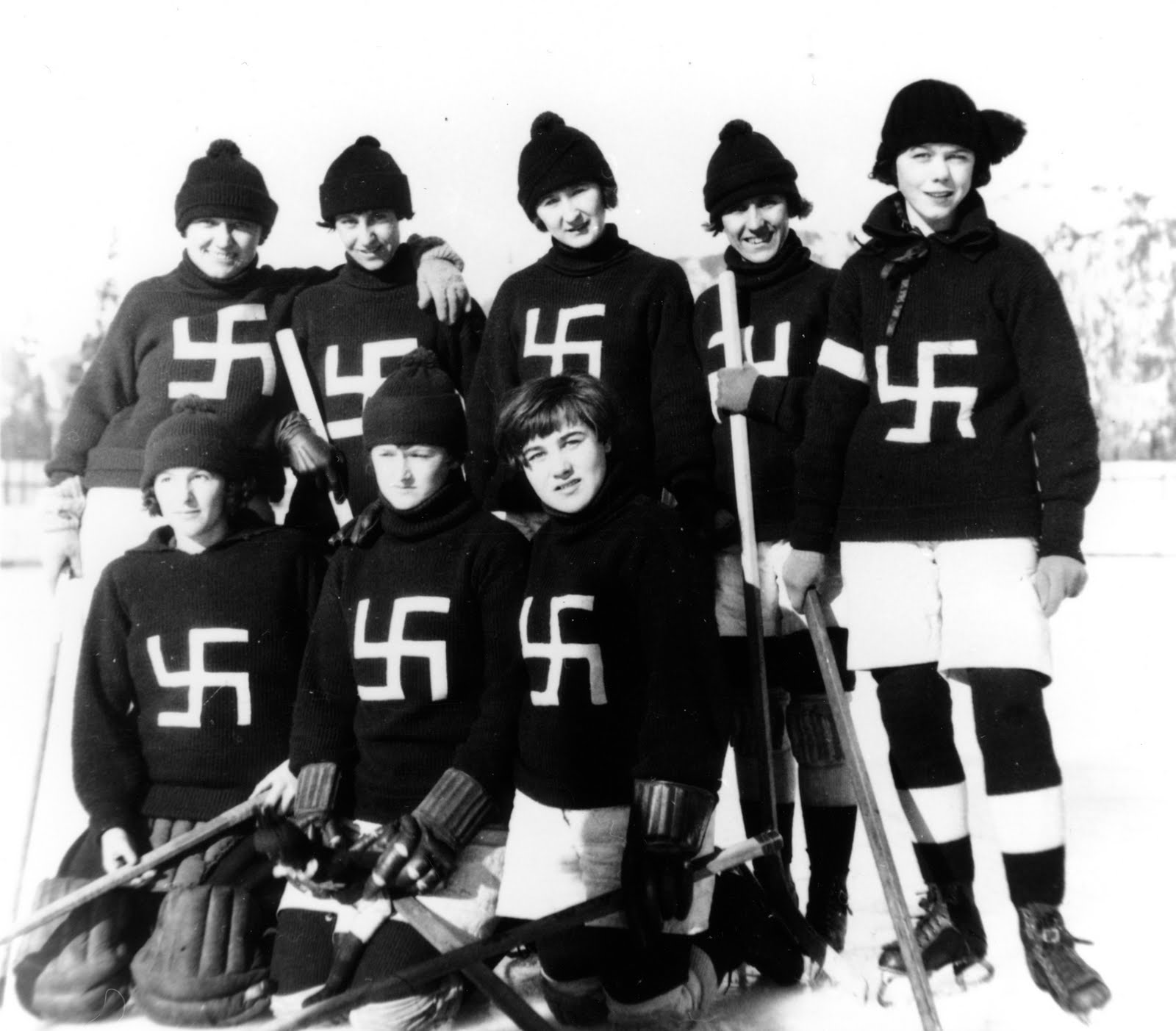 Исторические фото - Fernie_Swastikas_hockey_team_1922.jpg