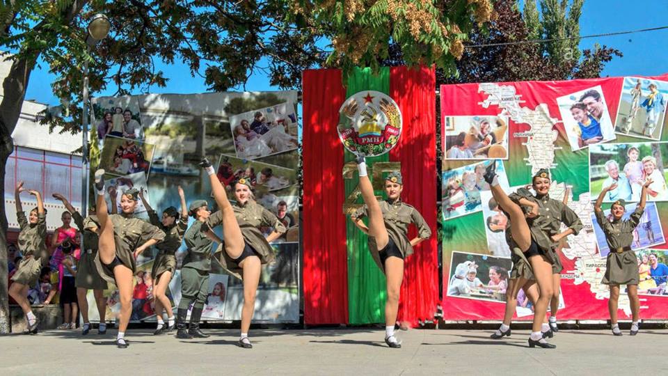 Победобесие - связистки.jpg
