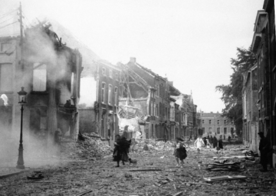 Дух Европы и США - Беженцы покидают свои разрушенные города в Бельгии, после немецких бомбежек, 19 мая 1940 года.jpg