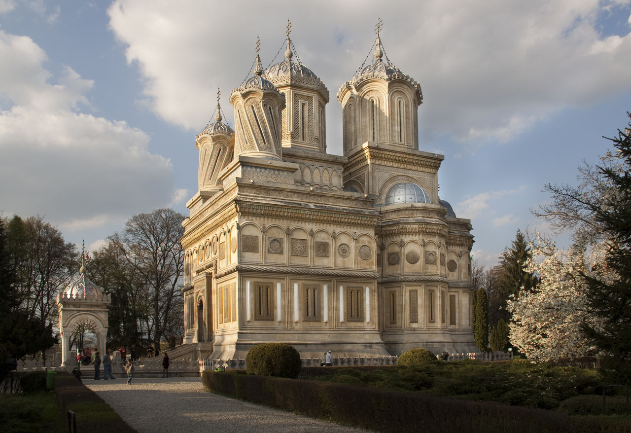 Самые красивые храмы Западной Европы - 1280px-Man_Curtea_de_Arges.SV.jpg