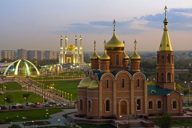 Религия и мир - Мечеть и церковь в Казахстане, а между ними – аллея Дружбы.jpg