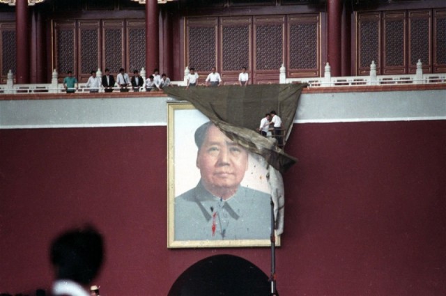 Исторические фото - Портрет МАО закрывают от студентов, швыряющимися яйцами наполненными краской, площадь Тяньаньмэнь, Пекин, 23 мая 1989.jpg