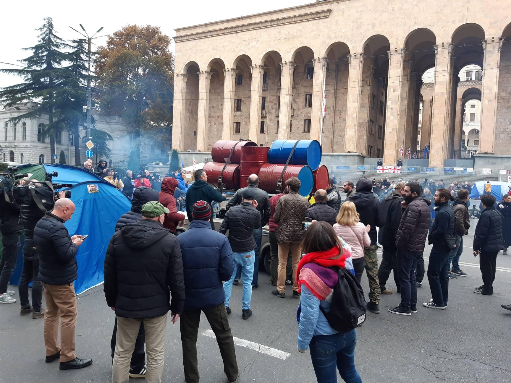 Дух революции в Грузии - бочки.jpg
