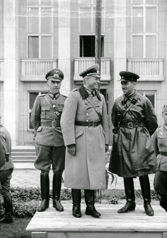 Коммунизм и фашизм на весах истории - German–Soviet military parade in Brest-Litovsk 33.jpg