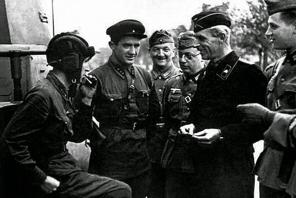 Коммунизм и фашизм на весах истории - German–Soviet military parade in Brest-Litovsk.jpg