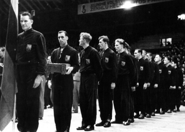 Исторические фото - Lithuanian_basketball_squad_in_EuroBasket_1939.jpg