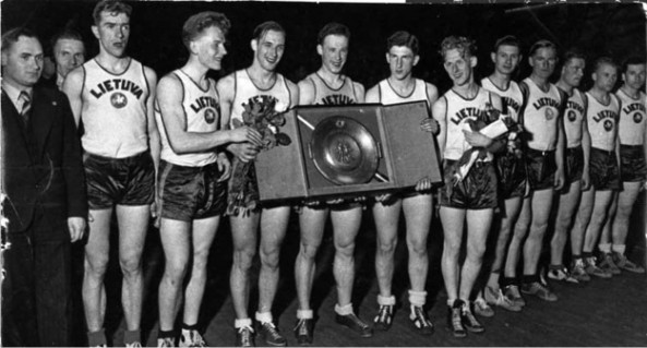 Исторические фото - Lithuania_national_basketball_team_-_EuroBasket_1937_champions.jpg