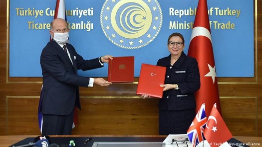 Великобритания - Министр торговли Турции Рухсар Пекджан (справа) и посол Великобритании в Турции Доминик Чилкотт на церемонии подписания соглашения о свободной торговле.jpg