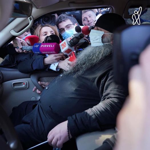 Фото дня - поп в джипе.jpg