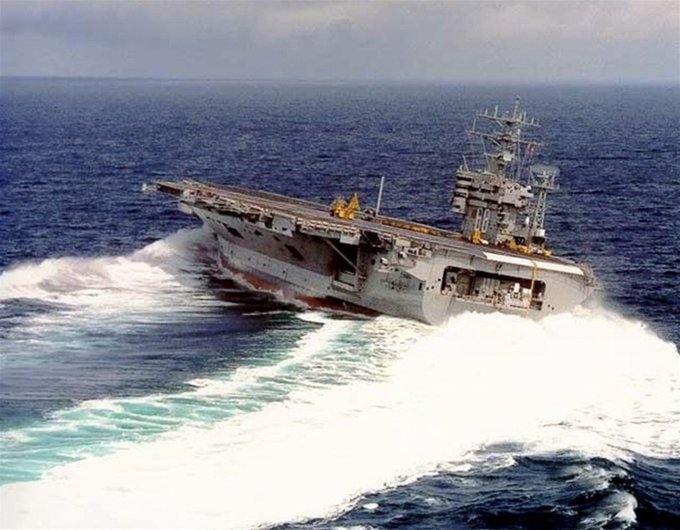 Вооруженные силы разных стран - Дрифт aтомного авианосца USS «Nimitz» мощностью 260 000 л. с..jpg