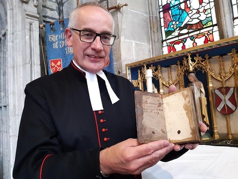 Книги, которые читают люди и люди, которые читают книги - Overdue library book returned to Sheffield Cathedral after 300 years.jpg