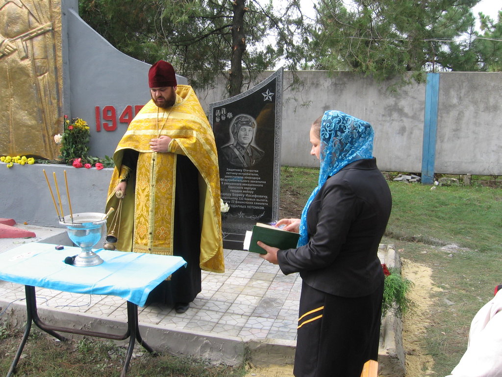 Потомкам павших воинов - Открытие памятника Пиндюру Б.И. 25.10.2012 г. 021.jpg
